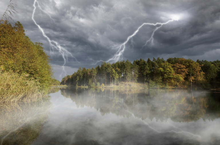 Молитва від негоди: сильний захист від бурі й грози