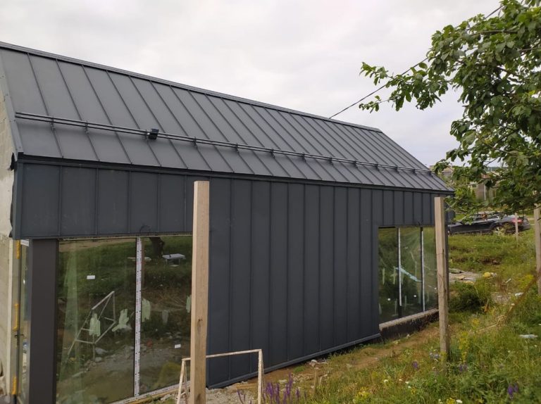 Кликфальц на фасаде — модный архитектурный тренд