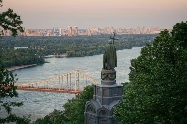 Постійна посвідка на проживання в Україні. Як вибрати професійного помічника