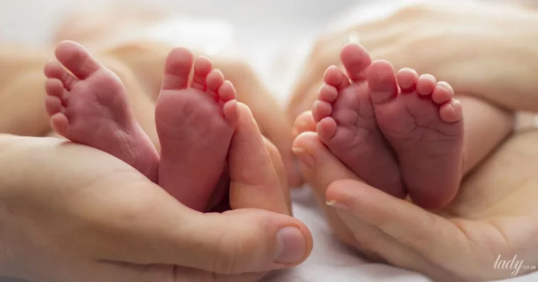 Чому немовля постійно піджимає ніжки або підіймає їх догори
