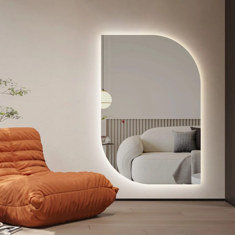 Зеркало с подсветкой в гостиной: как создать уют и правильно зонировать пространство светом