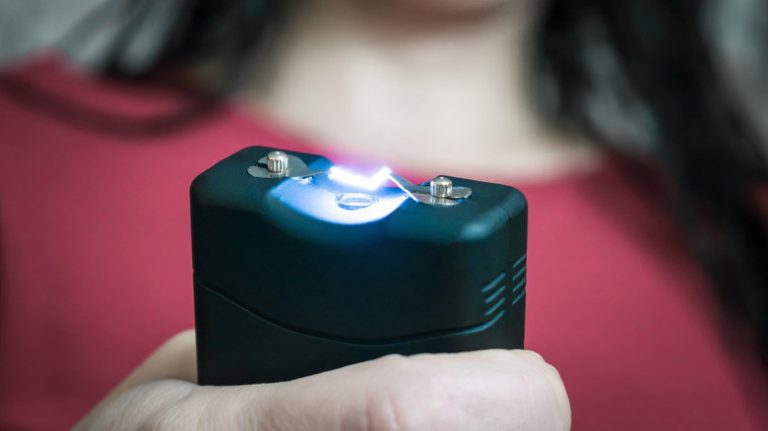 Электрошокер или перцовый баллончик — что эффективнее?