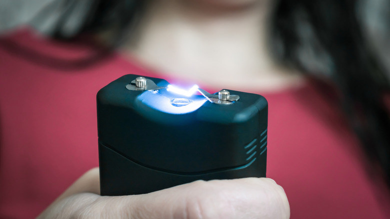 Электрошокер или перцовый баллончик — что эффективнее?