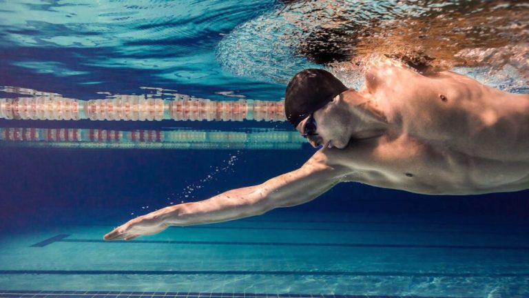 Сколько калорий сжигает плавание и от чего зависит результат?