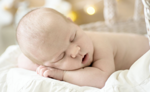 Чому немовля може важко дихати: причини, симптоми та що робити батькам