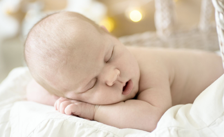 Чому немовля може важко дихати: причини, симптоми та що робити батькам