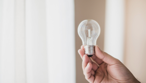 Скільки електроенергії споживає лампочка за годину