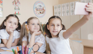 Як креативно підписати шкільні фото