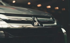 На якому логотипі авто зображено три діаманти: марка Mitsubishi