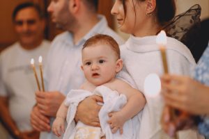 Що кажуть хрещені батьки на хрестинах: відповіді у церкві, молитви та святкові тости
